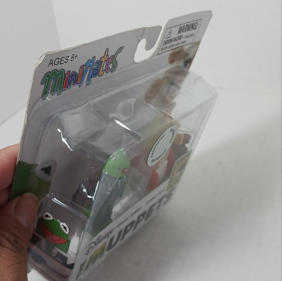 The Muppets Minimates SDCC Toys R Us Exclusive Formal Kermit & Formal Piggy - Picture 9 of 12